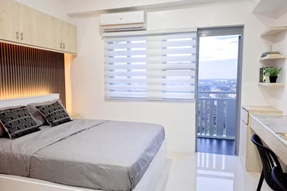 Jaro Apartment | "Stylish Studio Retreat: Comfort, Relaxation, and More"
