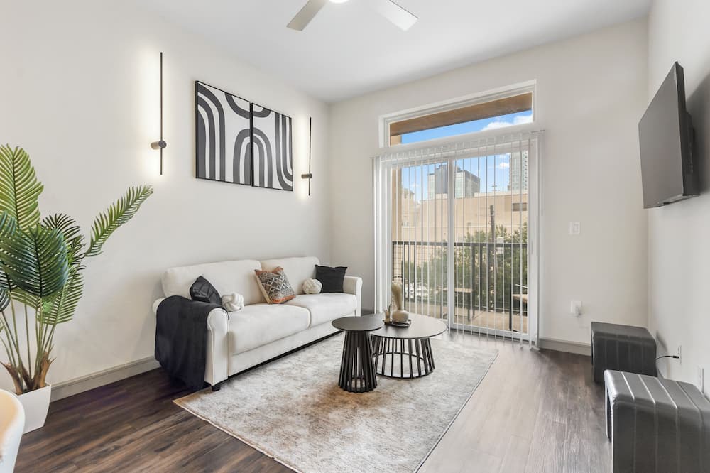 Central Business District Apartment | Downtown Houston Modern Elegant Loft with Free Parking/WiFi/Skyview/Pool