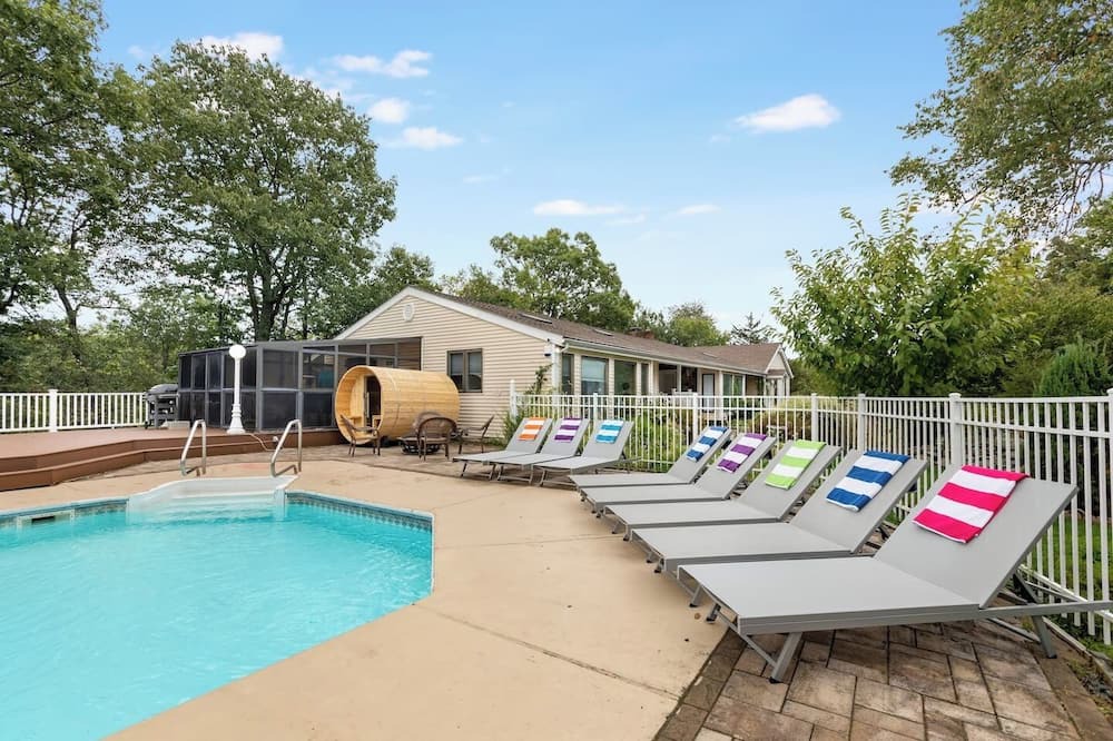 Monroe House | 5BR Home with Sauna & Pool Hot tub Fire pit