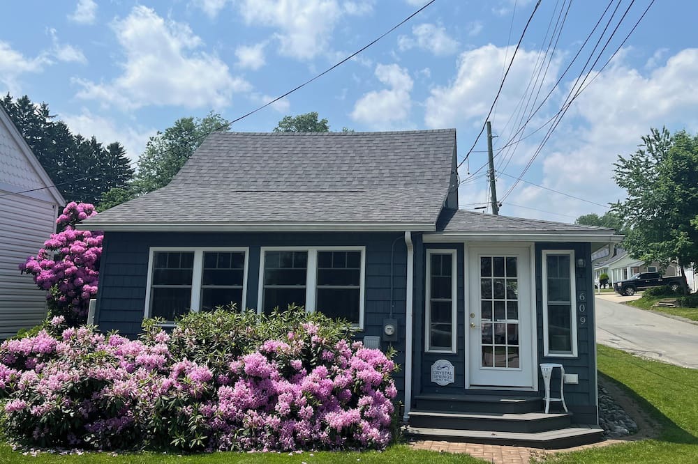 Edinboro Cottage | Quaint Lakeside Cottage in Edinboro just steps from the lake!