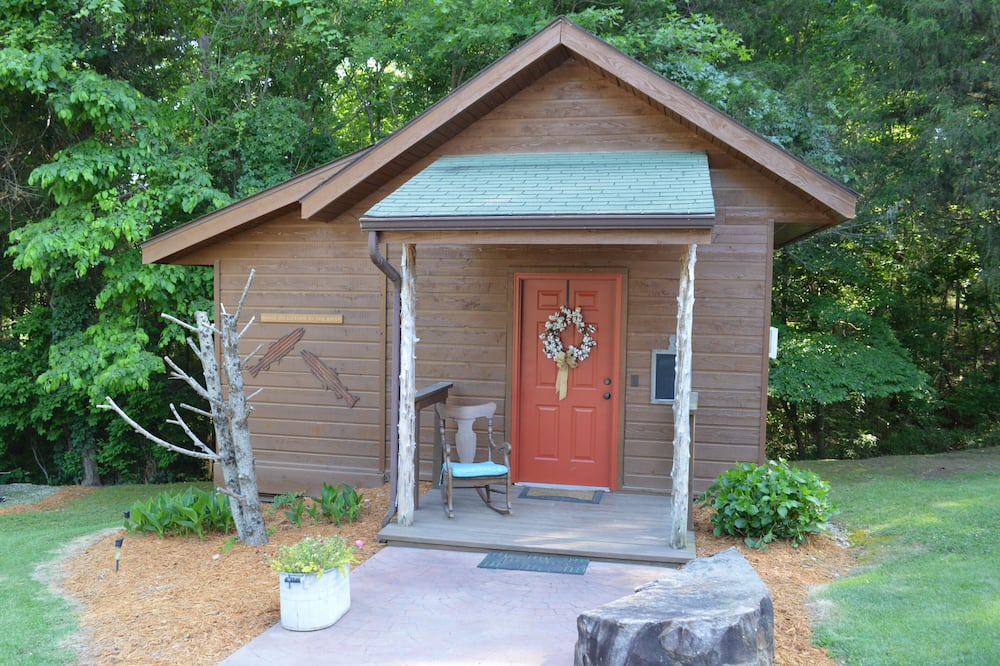 Flippin Cabin | Beautiful cedar cabin right on the Whiteriver