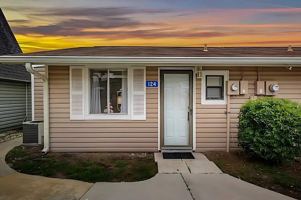 Clermont Condo | 2 BR/2 bath Clermont cottage w/Heated Olympic Pool/basketball/lake access