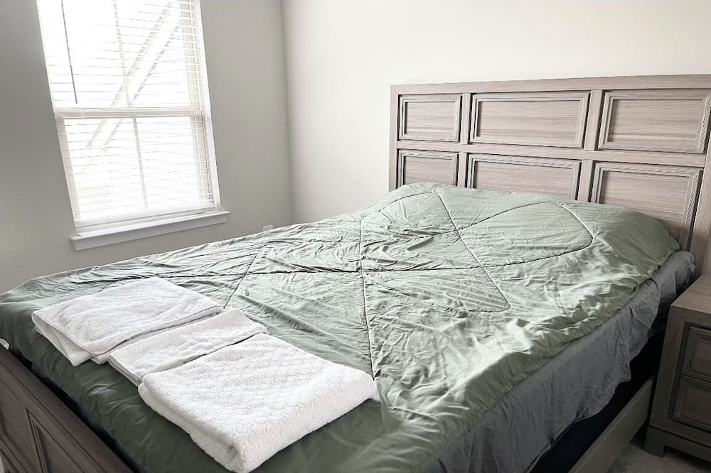 Frederick House | Modern Suite with Private Bath – Stylish & Comfy