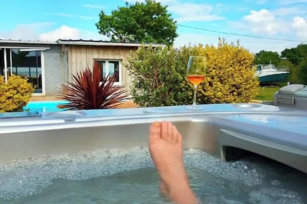 Saint-Yzans-de-Medoc House | Eco lodge on the estuary pool and spa