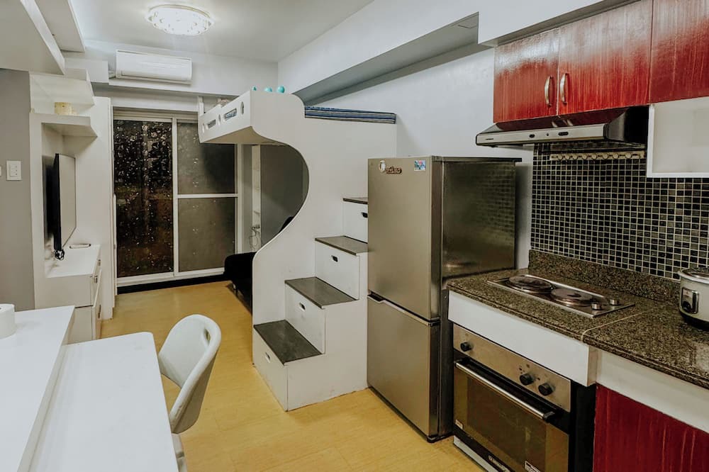 Ermita Condo | Family Room in MNL near Ocean Park, Intramuros, Luneta, US Embassy