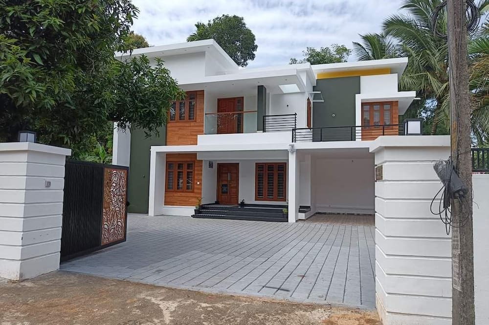 Chengannur Villa | Ethereal Retreatn4-bedroom villa in delightful Chengannur with WiFi, AC