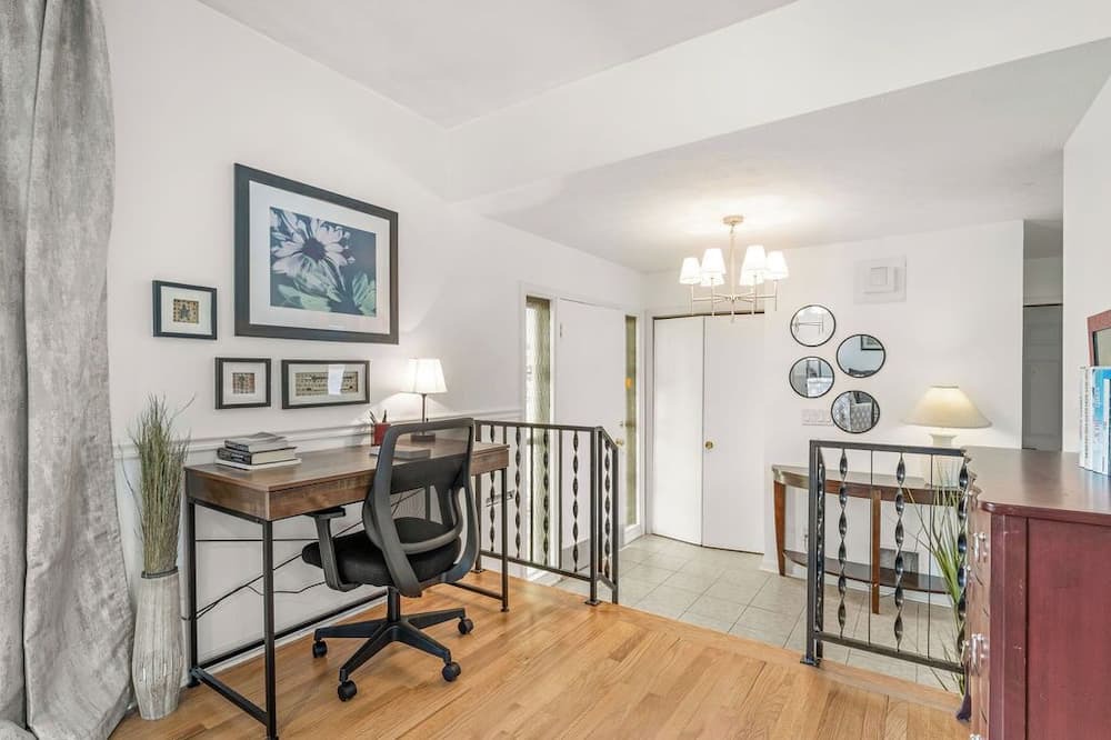 Columbus House | Fully Furnished Paid Utilities 3-bedroom 2-1/2 Bath Home on a quiet Cul-de-Sac