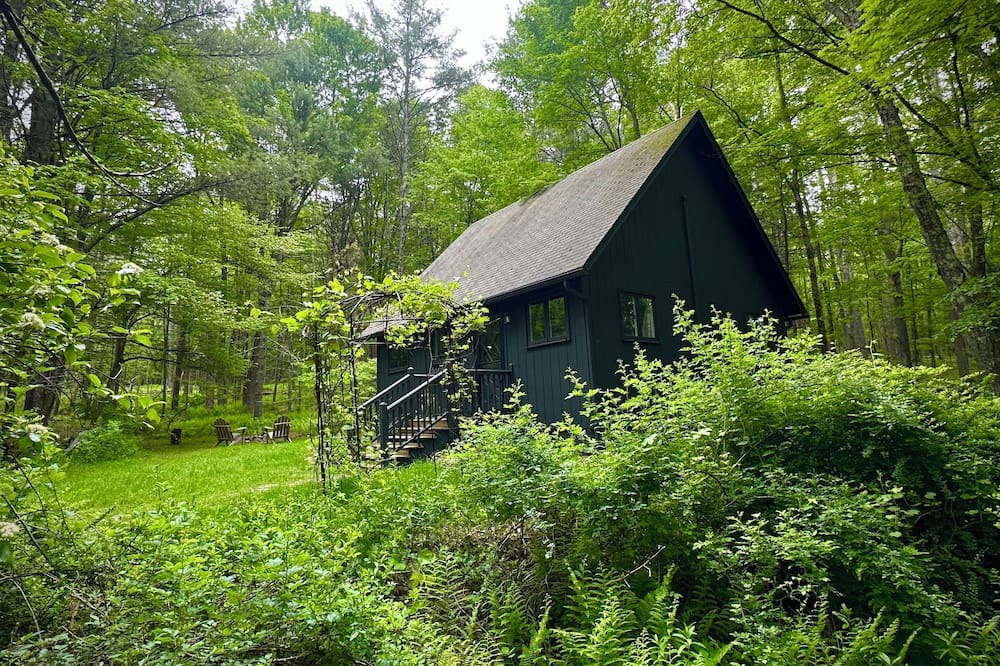 Sparrow Bush Cabin | Cozy cabin on 17 acres of nature, with workspace, yoga deck, bbq and fire pit