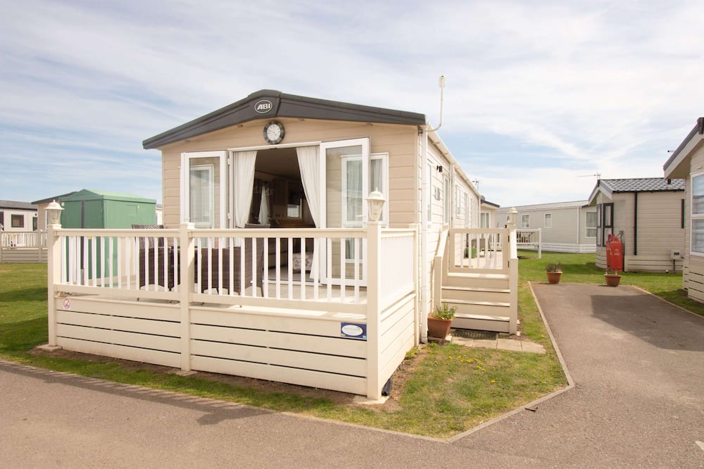 Dymchurch House | Stay By The Sea, Beach, Swimming Pool, Arcade