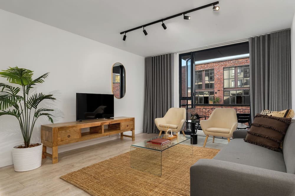 Flora Park Apartment | Modern Greenpoint Getaway