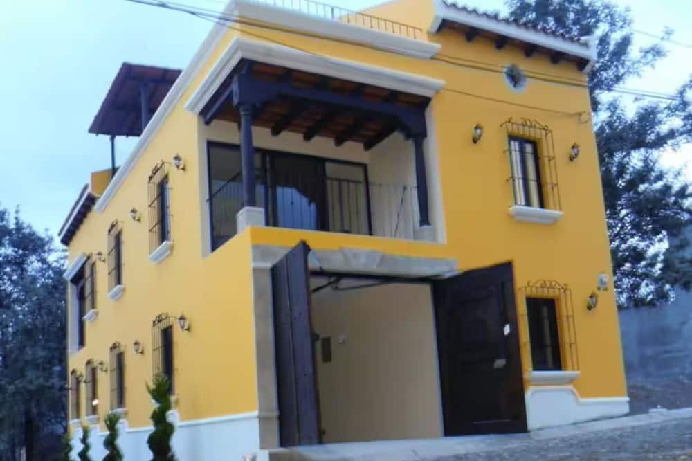 Alotenango House | Antigua Gardens nSpacious 4-bedroom house in enchanting Alotenango with WiFi