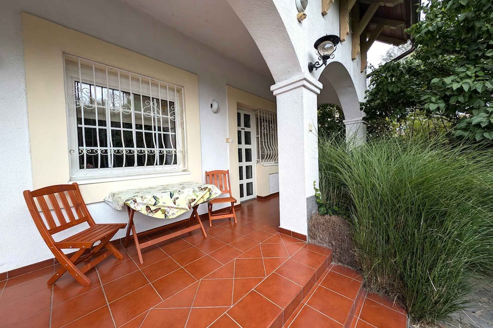 Kehidakustany Apartment | Holiday apartment with terrace and garden