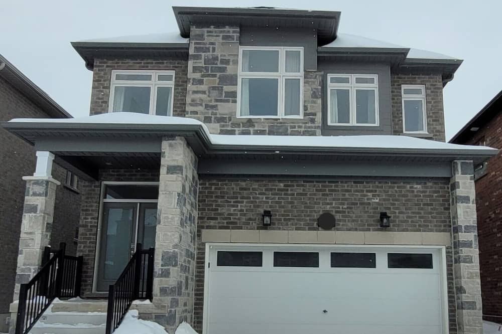 Barrie House | Zen-like Escape, Skiing Canoeing Hiking Nearby in Barrie ON