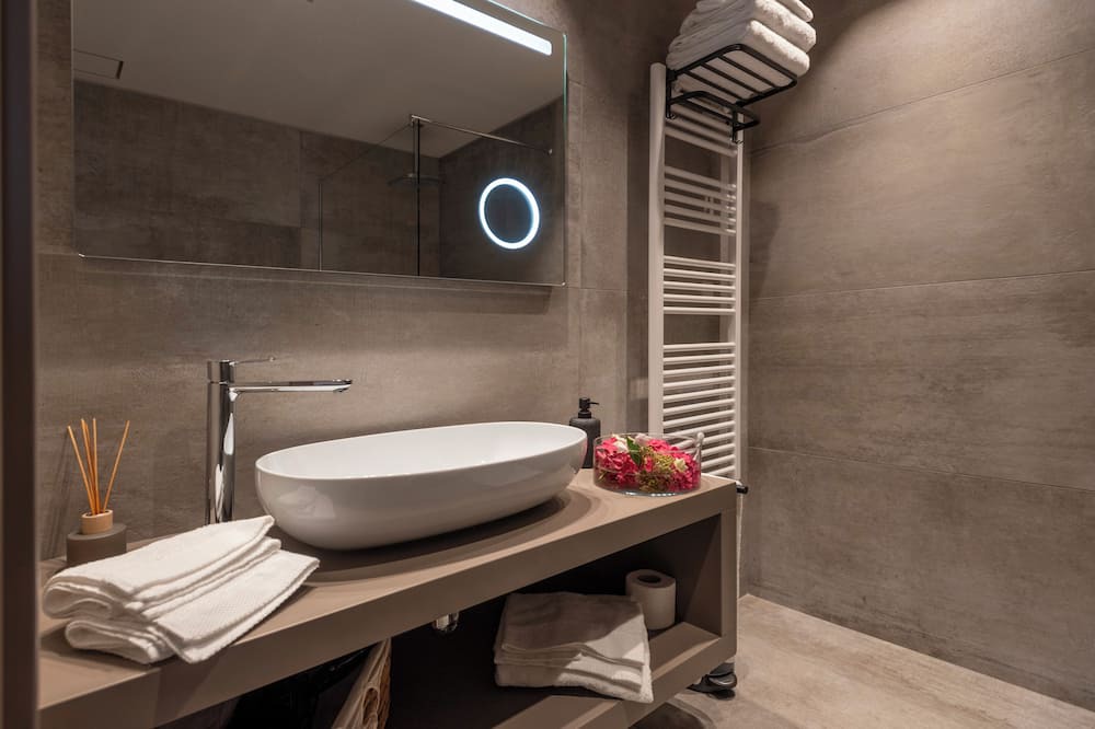 Castagnito Bed & Breakfast | Large Deluxe Suite 101 with terrace - Relais PQlin & Winery.