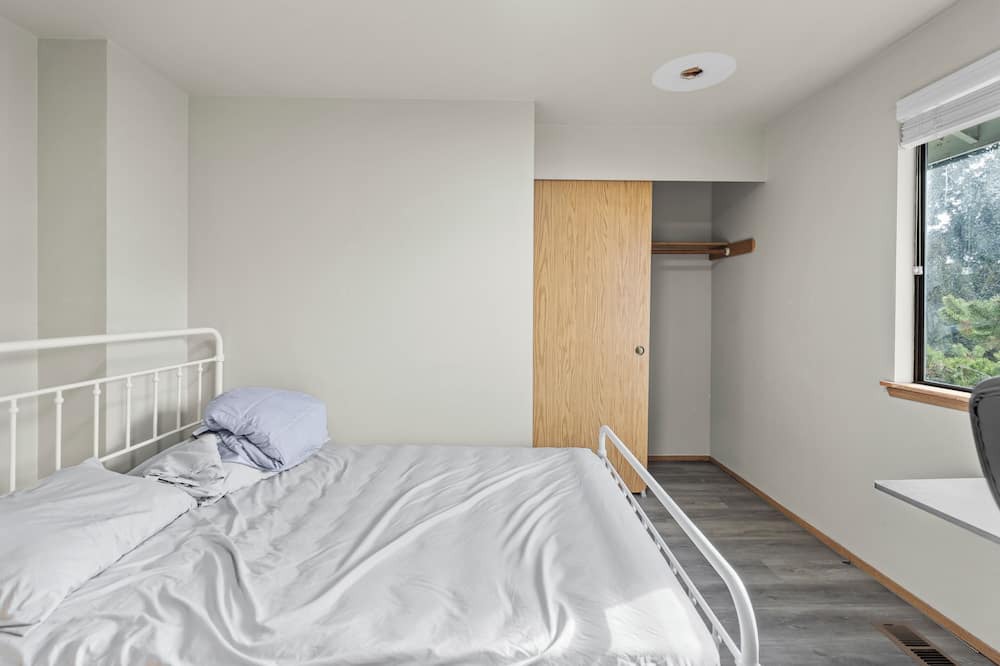 Federal Way House | A beautiful private bedroom in a peaceful neighborhood in Federal Way- Twin-lake