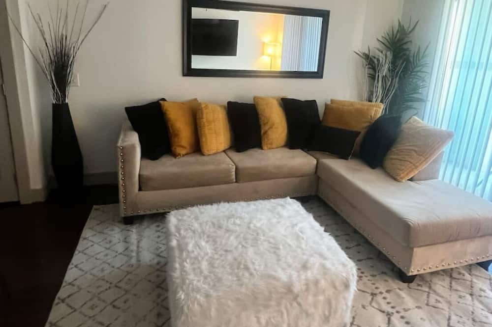 Washington Ave./ Memorial Park Apartment | Modern Apartment with WiFi, pool and fitness room in vibrant Houston