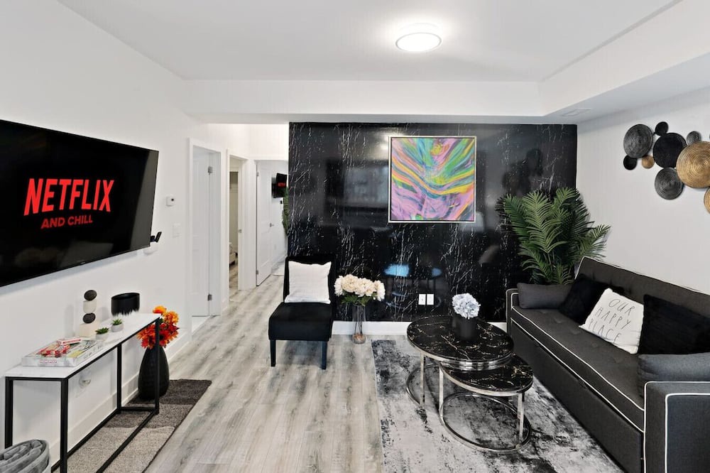 Niagara Falls Apartment | Stylish 2BR Suite Located 7 Mins From the Falls and Sleeps 6 guests