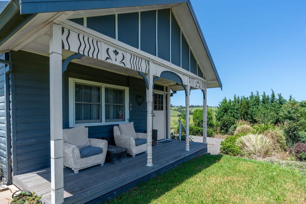 Jerrara House | Kelly Cottage ~ Immersed in the tranquility of nature in the scenic landscape of Jerrara