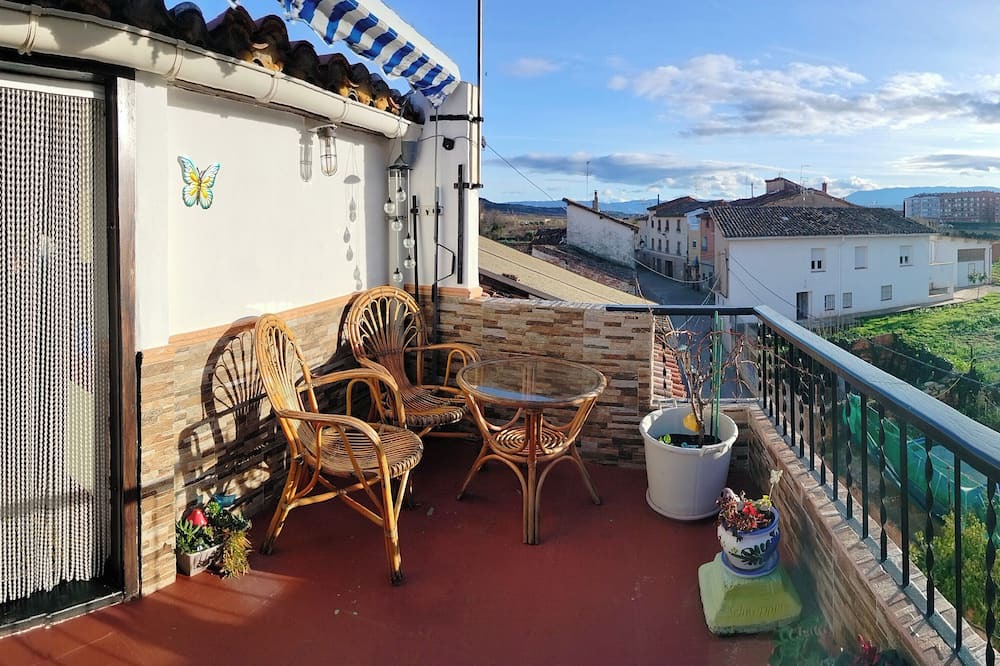 Fuenmayor House | 2Bed Traditional Apt - Private Balcony - Fuenmayor