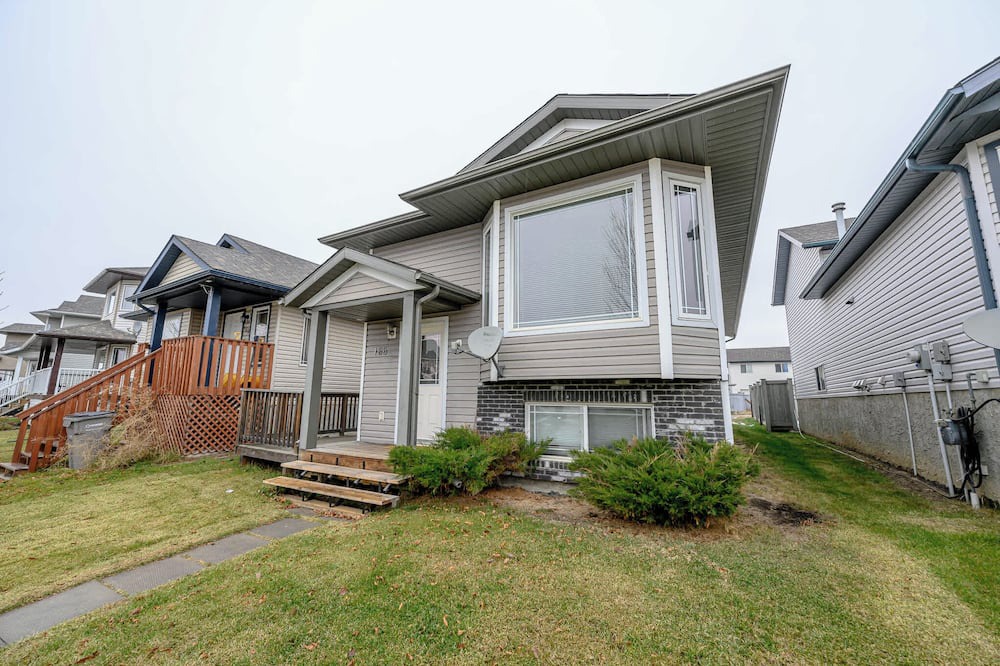 Grande Prairie House | King Bed | Workspace | Fast Wi-Fi | Long Stays OK