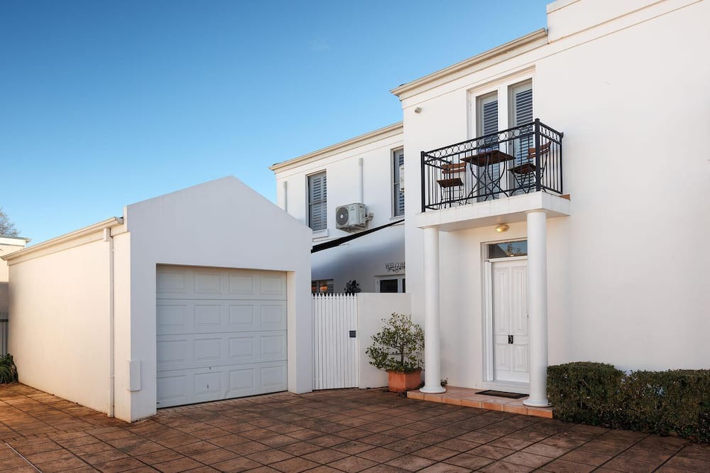 Albury House | Elegant Englehardt Villa - Gorgeous two bedroom townhouse in central Albury
