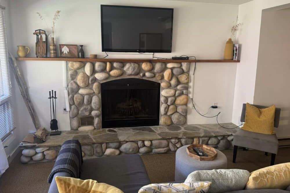 East Kootenay Condo | Panorama mountain retreat. 5 min walk to the gondola.