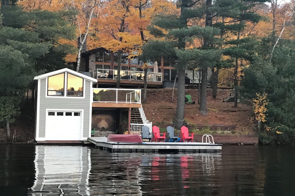 Novar Cottage | Conveniently located 4 Season Cottage with Hot Tub and amazing sunsets!