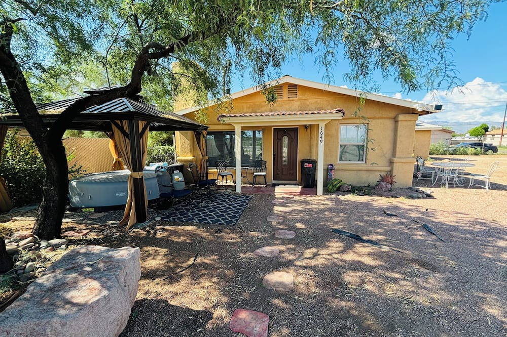 Sam Hughes House | Spacious 4-bedroom house in marvelous Tucson with AC, WiFi