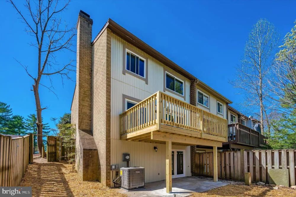Montgomery Village House | 3-bedroom townhome in Gaithersburg with WiFi, AC, Meditation Room Close to DC