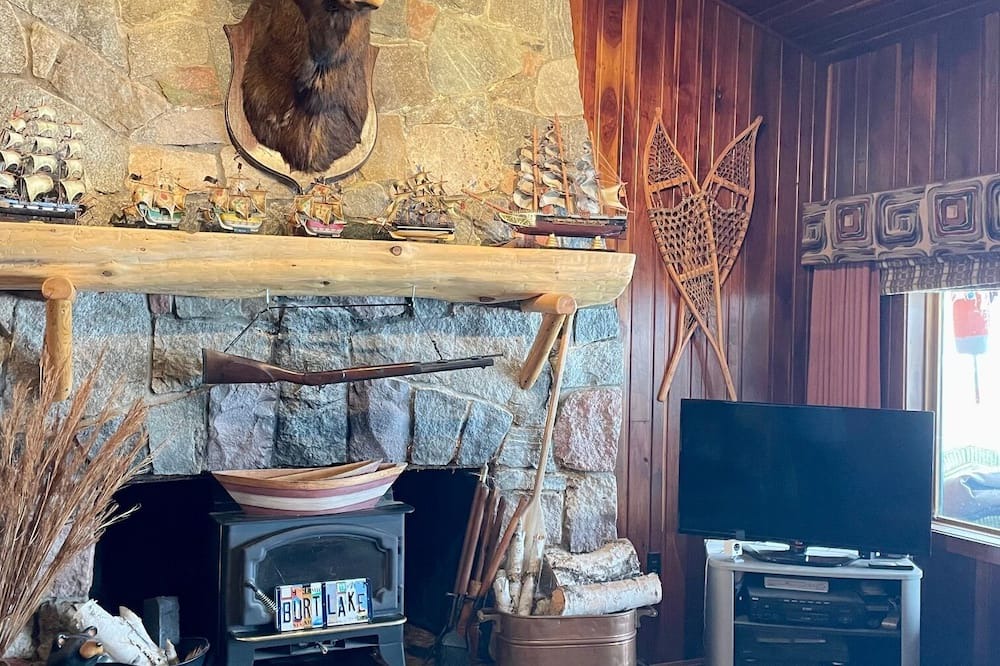 Brutus Apartment | 3 bedroom cottage on the NW side of Burt Lake