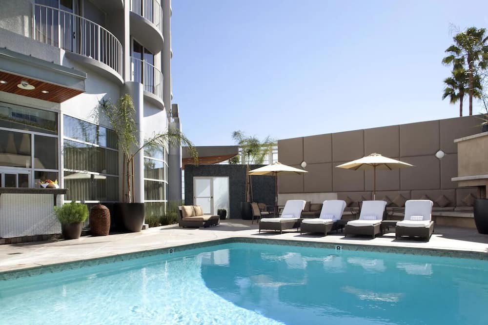 Los Angeles House | Enjoy Rooftop Dining and Iconic LA Views at Quirky West Los Angeles Room
