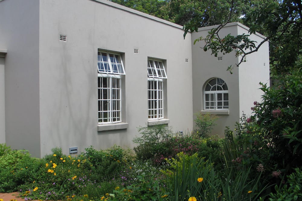 Harare Apartment | Chic studio nestled in a lovely garden with pool - 2254