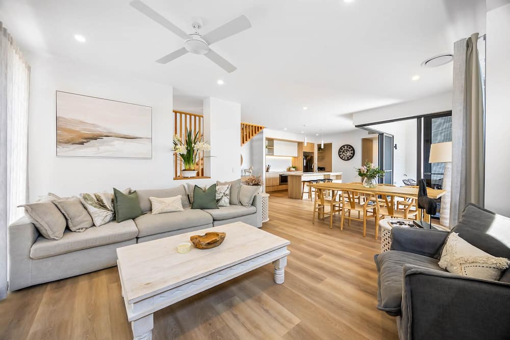 Bokarina House | Bokarina 3-Bed Stunning Home, Steps from Beach