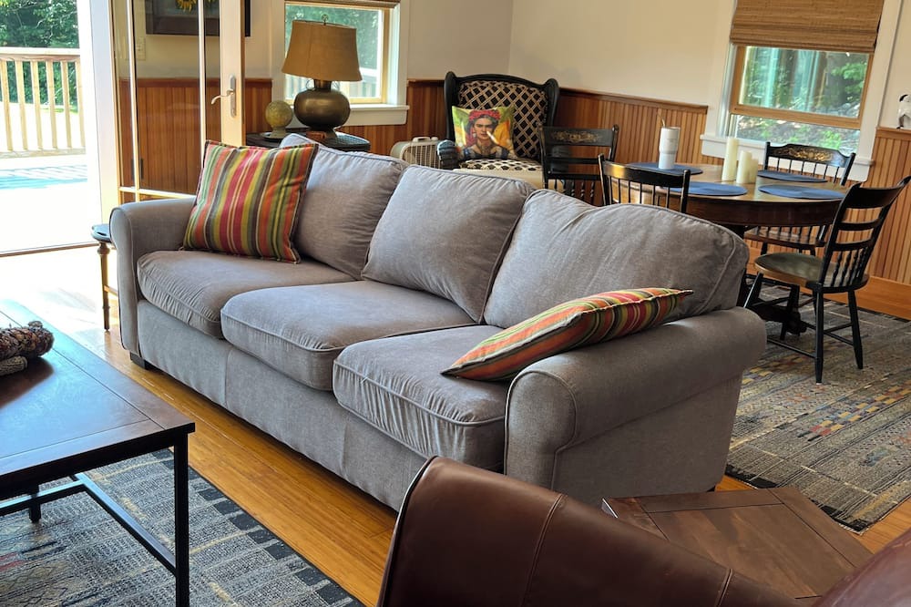 Wilton Apartment | Charming 2-bedroom apartment in picturesque Wilton on a private road with views