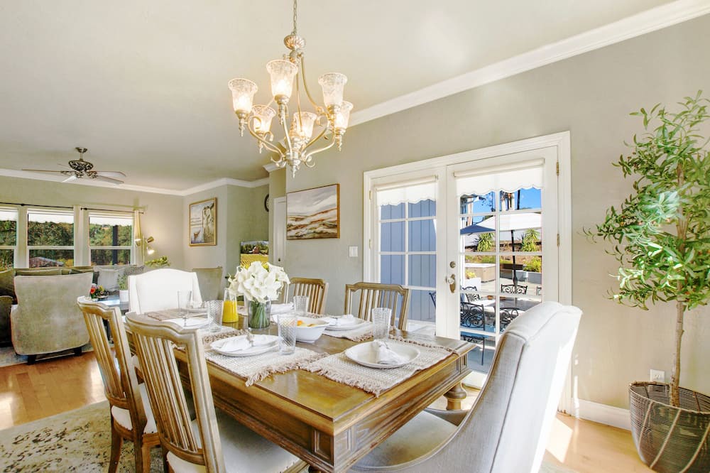 Windsor House | Luxury Estate Awaits: Your Ultimate Vineyard Escape
