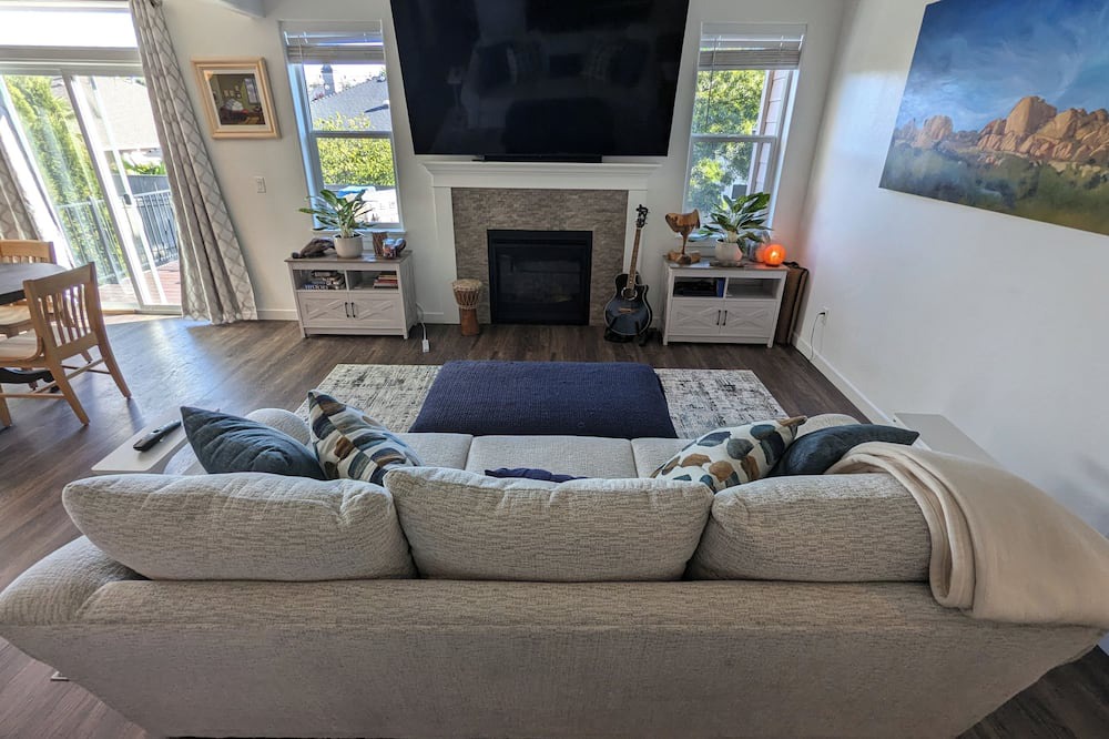 Medford House | Cozy 3BR/2.5BA Medford Home w/Fireplace & Fast WIFI