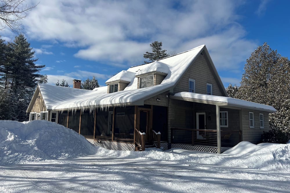 Center Conway House | 3-bedroom house on 40 acres in peaceful Conway with WiFi, AC