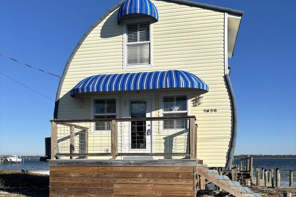 Panacea House | Cutest 2-bedroom house on the Bay with access to the gulf across the street