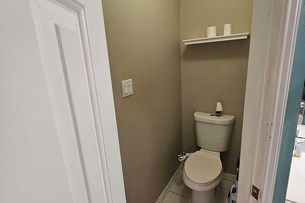 Spring House | Spacious 2140sqft 4-bedroom house with AC, WiFi. NO PARTIES/SMOKING.
