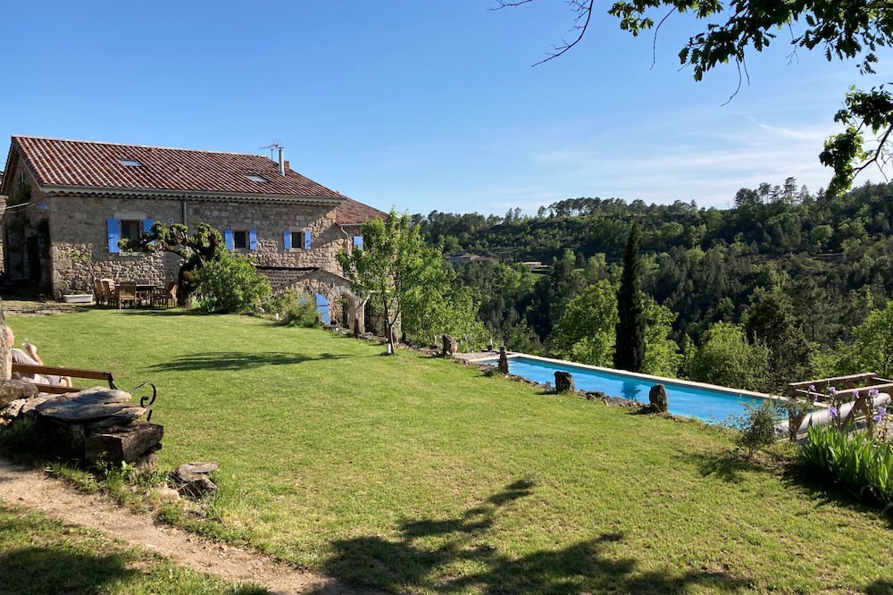 Payzac Bed & Breakfast | La Glycine at Mas de la Giralde. Continental breakfast included. Pool and views