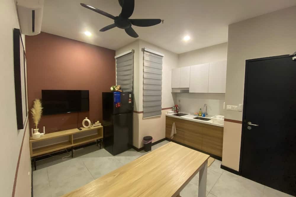 Kuala Lumpur Apartment | Serviced Residence with pool & rooftop access, KLCC and mountain views