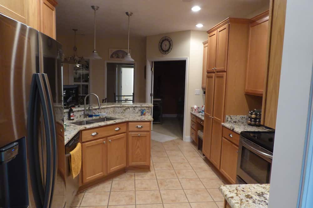 Waterford Plantation House | 5-bed home in Myrtle Beach has AC, WiFi, pool table, garage, HOA large amenities