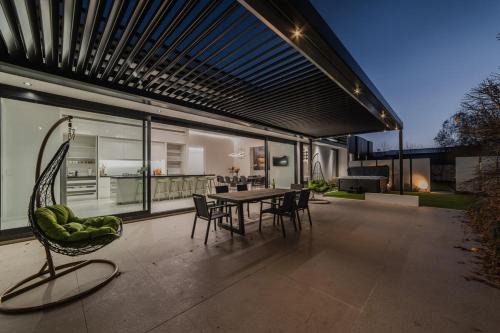 Fendalton House | How the 1percent Live - Waiwetu St Sleeps 15