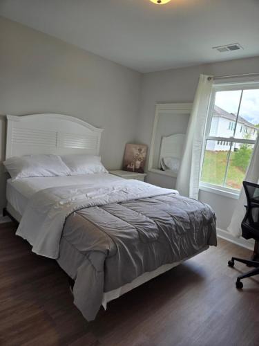 Clarkdale House | Queen room with private bath and wifi Room One