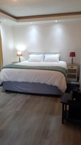 Greater Johannesburg Metropolitan Area House | Russell's Rest Rooms
