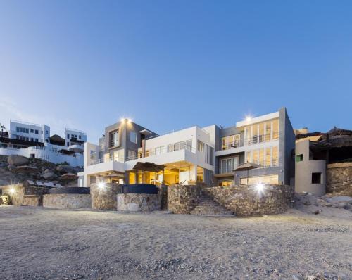 Cabo Bello Villa | Casa Luna - Oceanfront, Infinite Pool, Arch View & Double Jacuzzi.