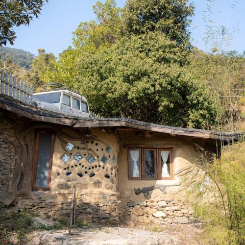 Naina Range Bed & Breakfast | Hidden Earthen Home With An SUV Car As Entrance