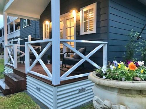 Rye House | Hamptons In Rye Green Cottage 3 Mins to Hot Springs!