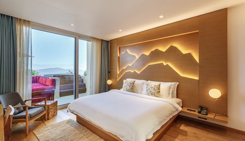 Deluxe King Suite With Bathtub and Private Balcony