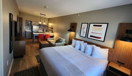 Suite, 1 King Bed, Accessible (Bathtub w/ Grab Bars)